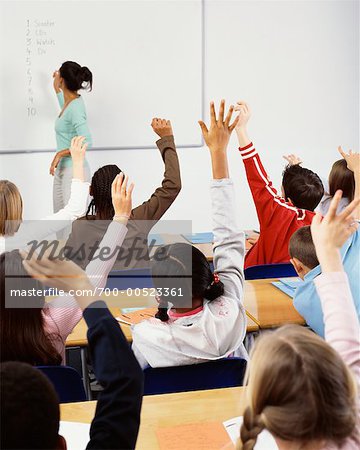 Étudiants avec les mains levées en salle de classe