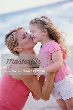 Mutter und Tochter am Strand