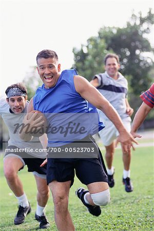 Hommes jouant au Football