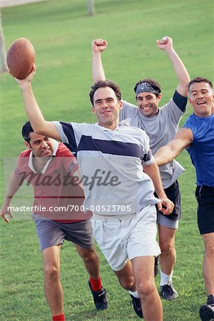 Hommes jouant au Football