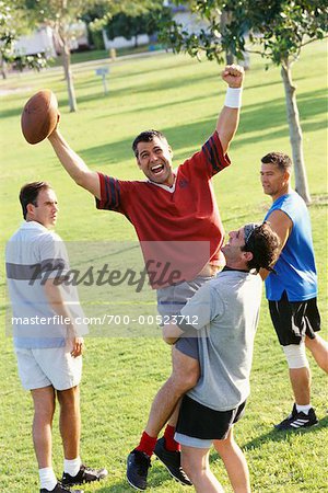 Hommes jouant au Football