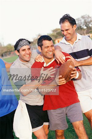 Männer nach dem Fußball spielen