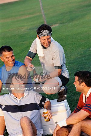 Männer trinken Bier nach dem Fußball