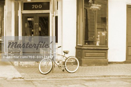 Bicyclette devant le Restaurant, quartier français, la Nouvelle-Orléans, Louisiane, Etats-Unis