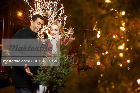 Couple Shopping pour arbre de Noël