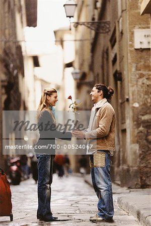 Couple debout dehors, Florence, Italie