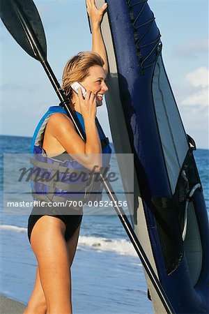 Femme avec un Kayak et téléphone cellulaire