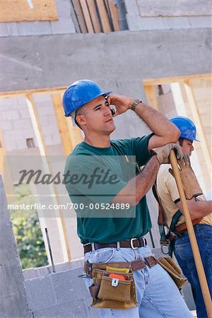 Homme à l'aide de téléphone portable sur chantier