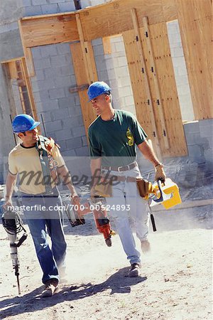 Zwei Männer verlassen der Baustelle