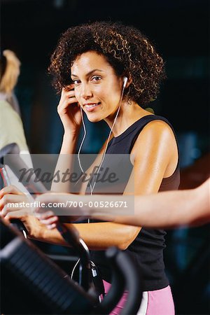 Femme exerçant dans la salle de Gym