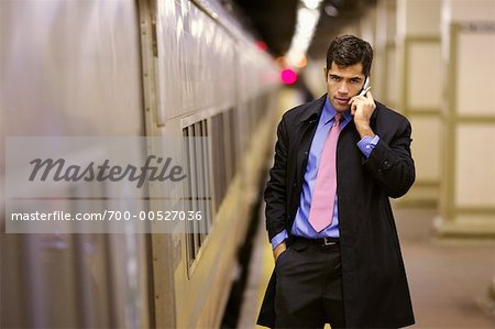 Mann mit Handy in der U-Bahn Station, New York, USA