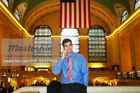 Mann mit Handy in großen zentralen Station, New York, USA