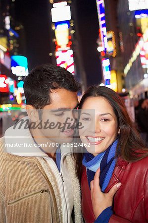 Couple à Times Square, New York City, New York, États-Unis