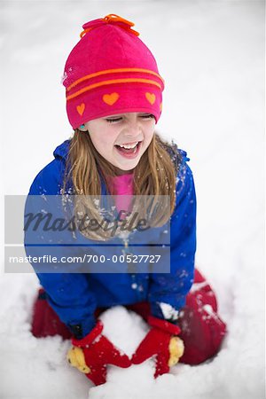 Fille jouant dans la neige