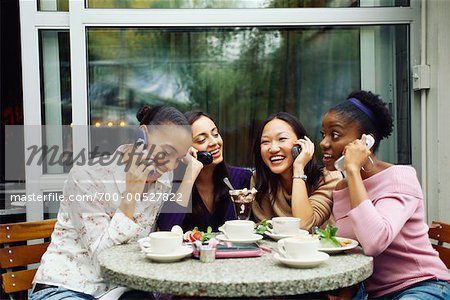 Gruppe von Freunden sprechen auf ihre Handys