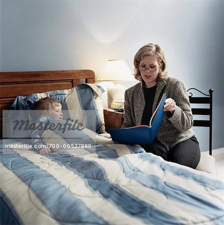 Lire une histoire à son fils de la mère
