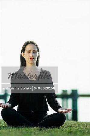 Femme faisant du Yoga