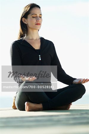 Femme faisant du Yoga