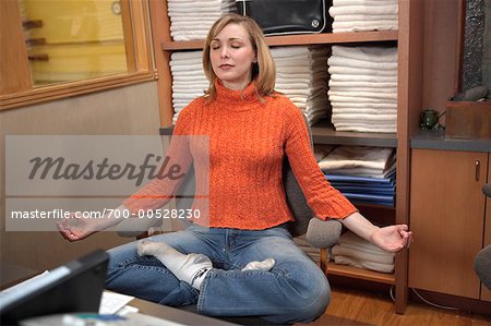 Femme méditant dans Office