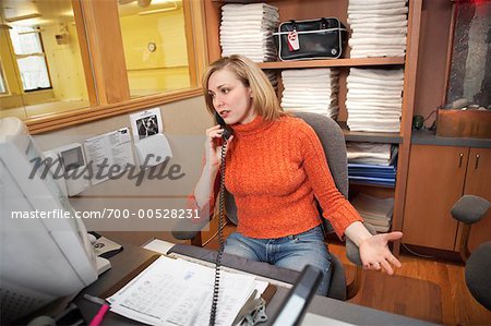 Frau Gespräch am Telefon im Büro