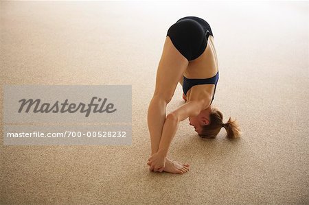 Femme faisant du Yoga