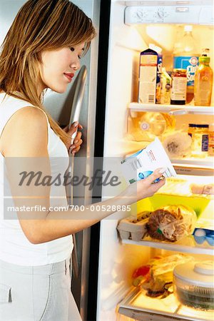Femme à la recherche dans le réfrigérateur
