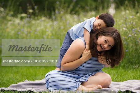 Kind spielen auf Mutters Rücken