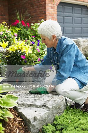 Femme de jardinage