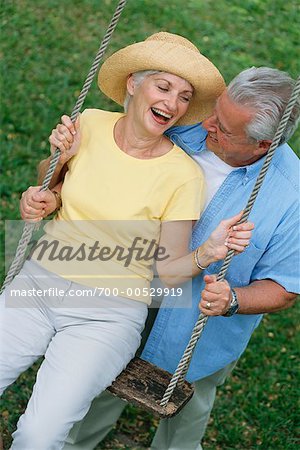 Couple sur une balançoire