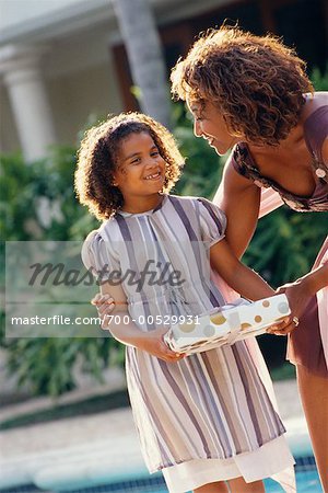 Femme fille embrassant à l'extérieur