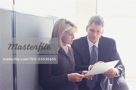Formalités administratives en regardant les gens d'affaires