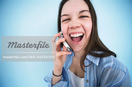 Portrait d'un adolescent sur téléphone