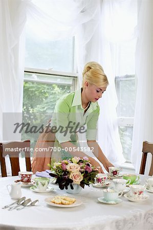 Frau einstellen Tabelle mit Vintage Teetassen