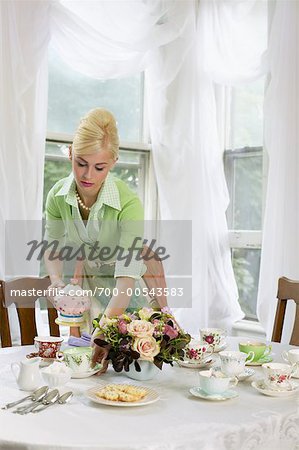 Frau einstellen Tabelle mit Vintage Teetassen