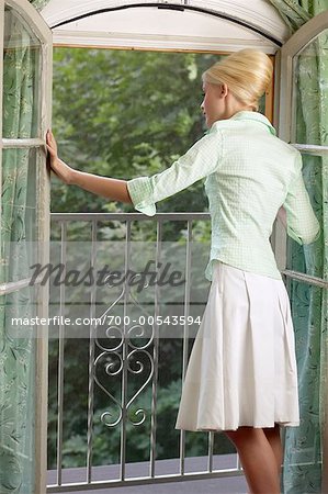Frau suchen Out Fenster