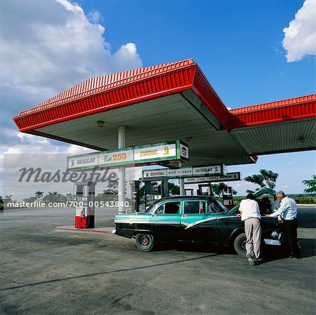 Auto an der Tankstelle, Kuba