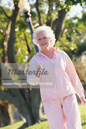 Femme qui marche dans le parc