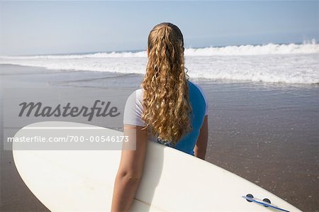 Femme avec planche de surf