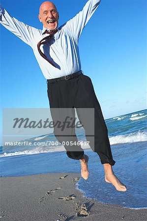 Homme d'affaires, sauter à la plage