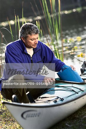 Homme d'emballage Kayak