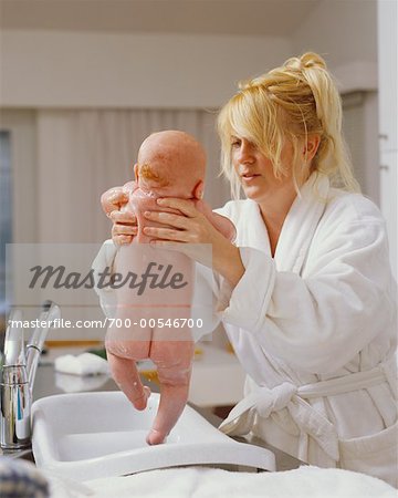 Mutter Lifting Baby aus Bad