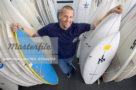 Mann mit Surfboards