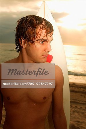Homme avec planche de surf