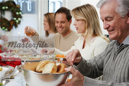 Famille en train de dîner de Noël