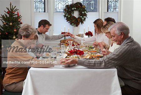 Familie beten am Weihnachtsessen