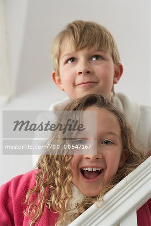 Garçon et fille sur escalier