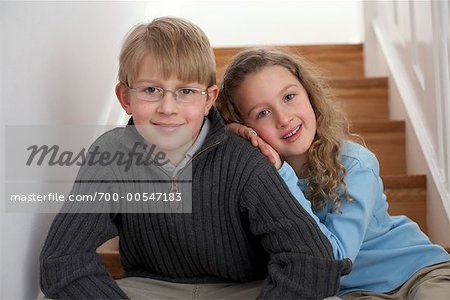 Garçon et fille assise sur les marches