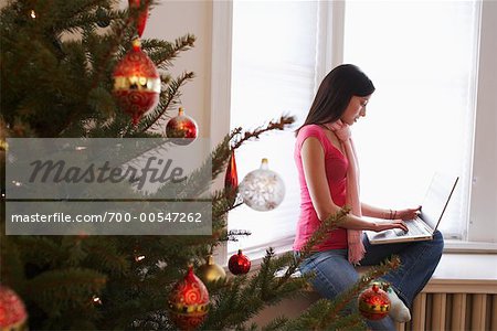 Femme utilisant un ordinateur portable