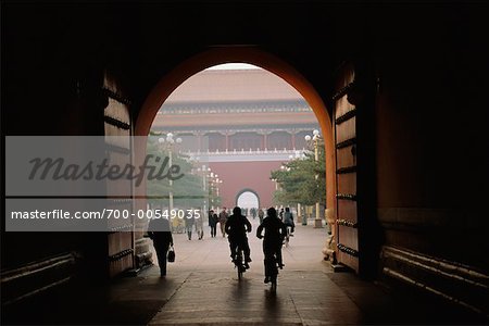 Menschen, die Reiten Fahrräder in Durchgang, Tiananmen-Platz, Peking, China