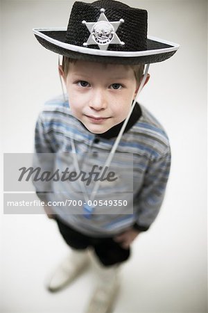 Garçon avec chapeau de shérif